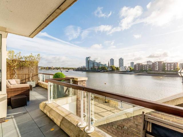 Flat for sale in Chelsea Harbour, Greater London
