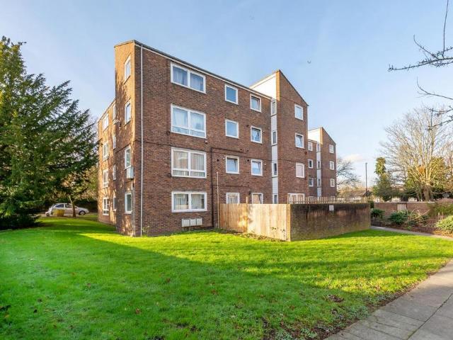 Flat for sale in London Borough of Lewisham, Forest Hill