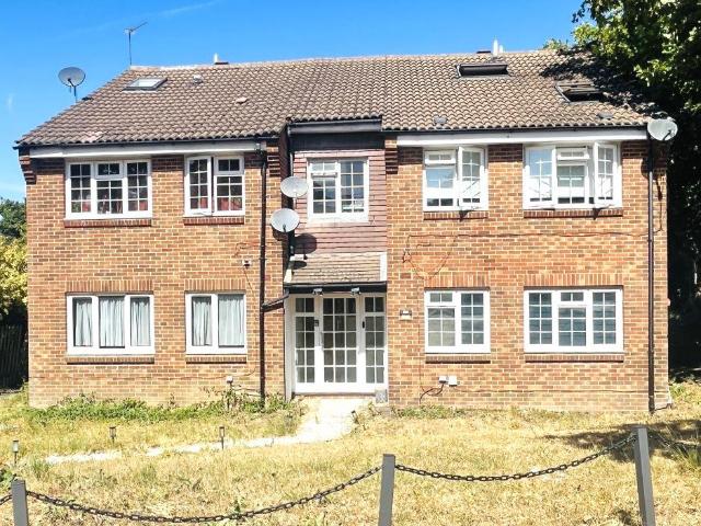 Flat for sale in Summerstown, Greater London
