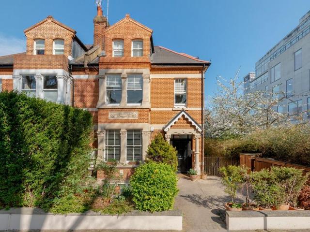 Flat for sale in London Borough of Hounslow, Strand