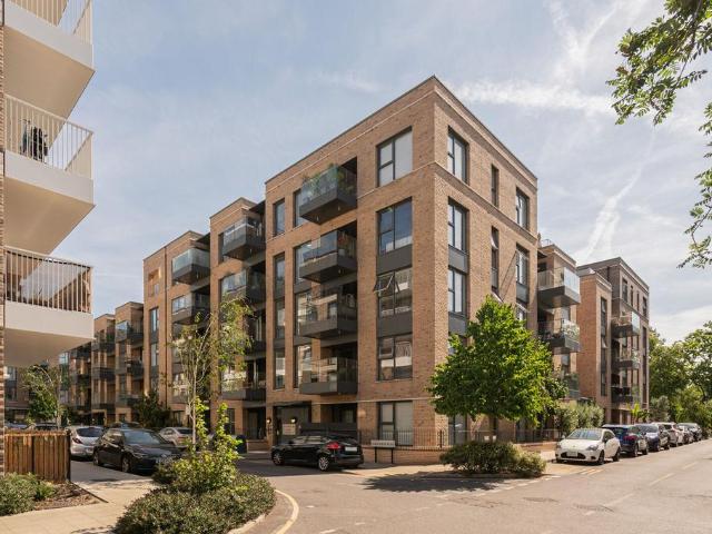 Flat for sale in Clapham, Greater London