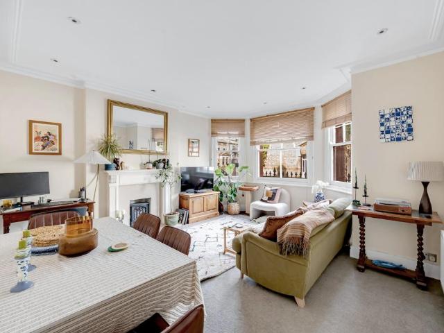 Flat for sale in West Kensington, Greater London