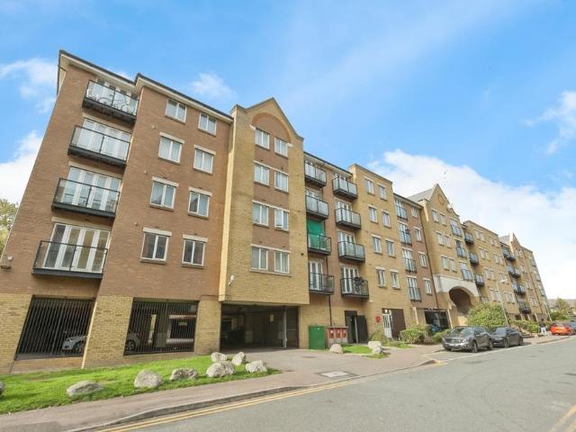 Flat for sale in Ebbsfleet, Monks Orchard