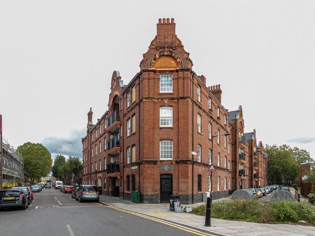 Flat for sale in Stepney, Greater London