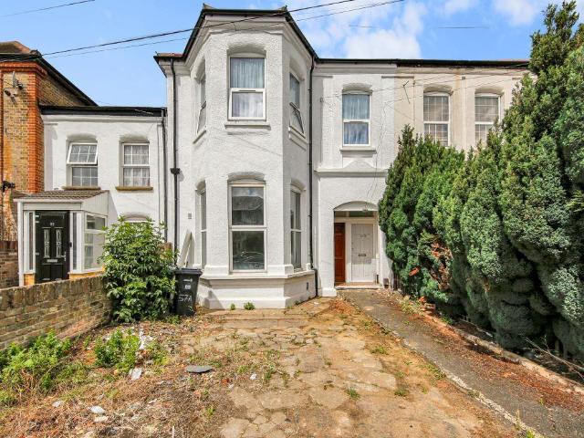 Flat for sale in Little Heath, Goodmayes