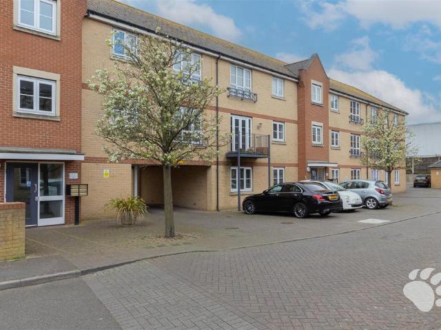 Flat for sale in Shotgate, Essex
