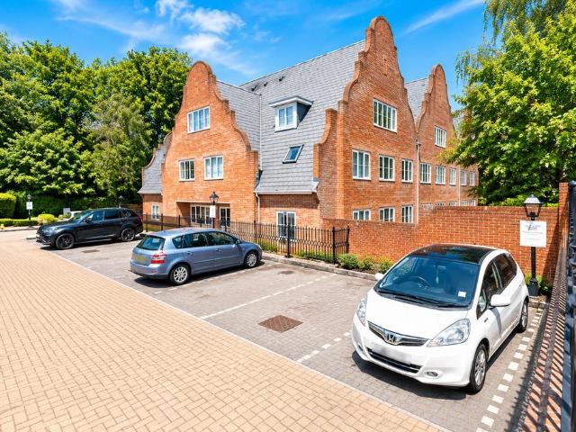 Flat for sale in Sunninghill and Ascot, Ascot