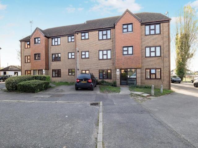 Flat for sale in Lambourne, Epping