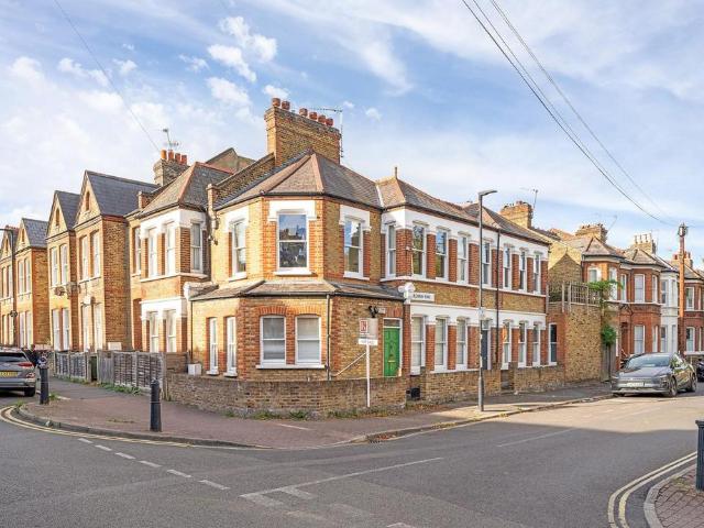 Flat for sale in Blenheim Gardens Estate, Greater London