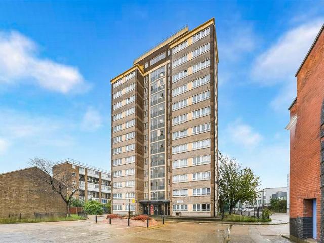 Flat for sale in Globe Town, Greater London