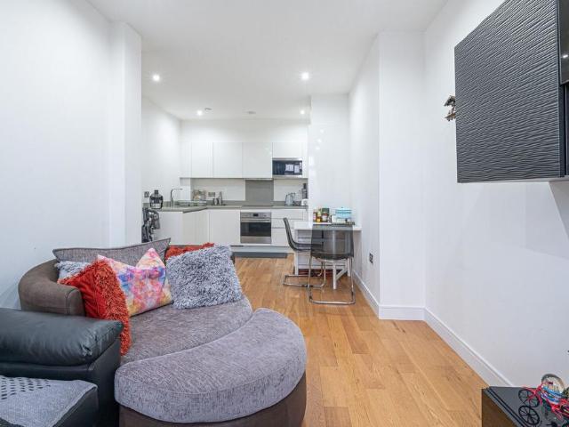 Flat for sale in London Borough of Ealing, Perivale