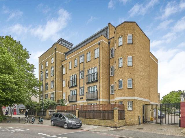 Flat for sale in Stockwell, Greater London