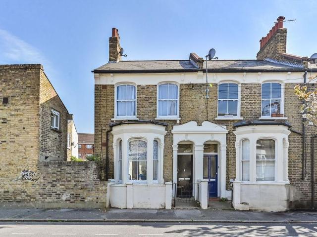 Flat for sale in Peckham, Greater London
