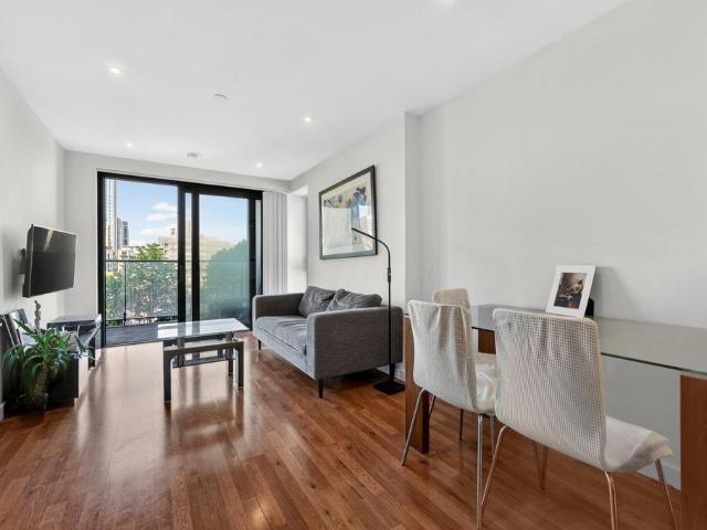 Flat for sale in Poplar Grove, Greater London