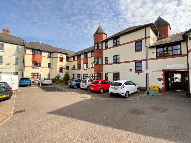 Flat for sale in Llanbadoc, Wales