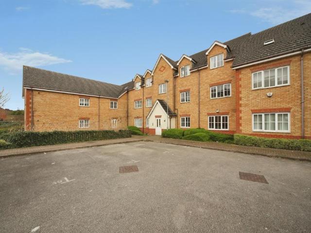 Flat for sale in Spring Park, Luton