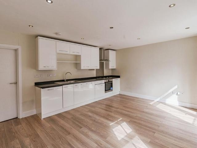 Flat for sale in Red Hill, Surrey