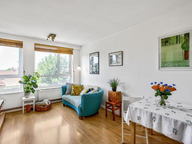 Flat for sale in Earlsfield, Greater London