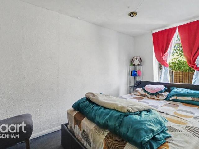 Flat for sale in Dagenham, Greater London