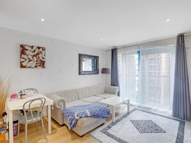 Flat for sale in Custom House, Greater London