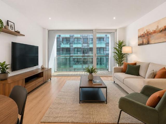 Flat for sale in Isle Of Dogs, Greater London