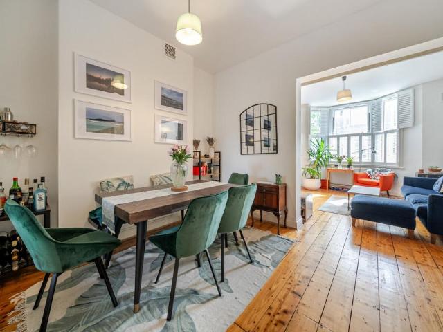 Flat for sale in Stockwell, Greater London