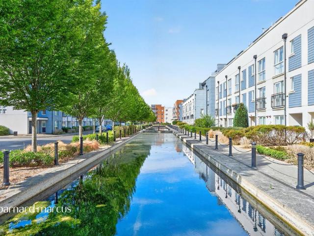 Flat for sale in Red Hill, Surrey