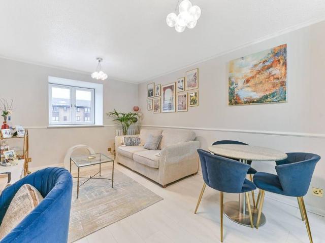 Flat for sale in London Borough of Croydon, South Norwood