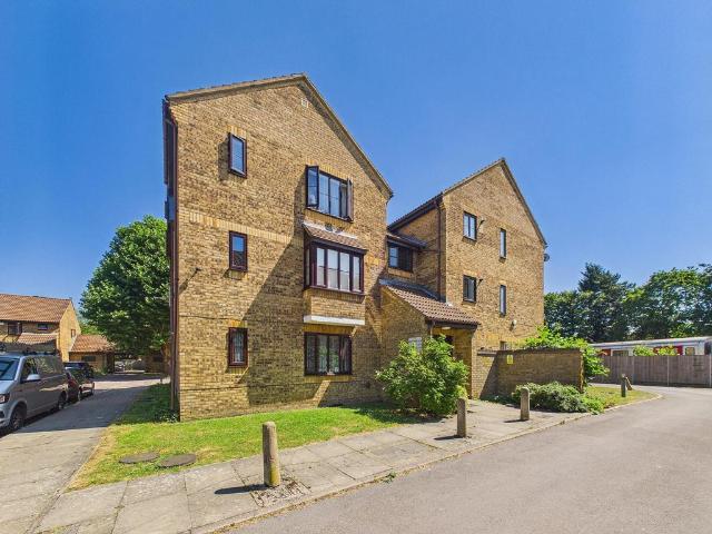 Flat for sale in Northwood, Greater London