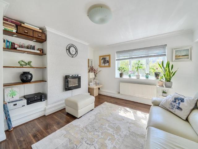Flat for sale in Hornsey, Greater London