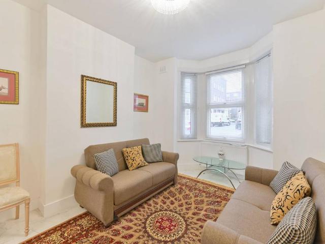 Flat for sale in Clapham Junction, Greater London