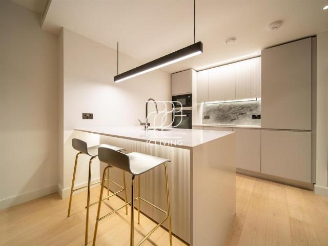 Flat for sale in Shepherd's Bush, Greater London