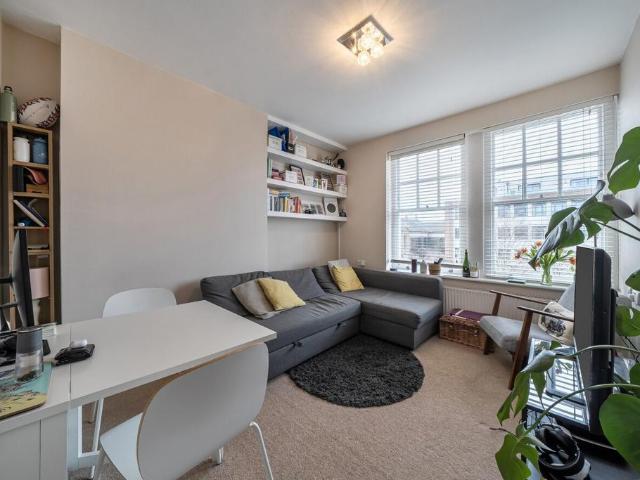 Flat for sale in Balham, Greater London