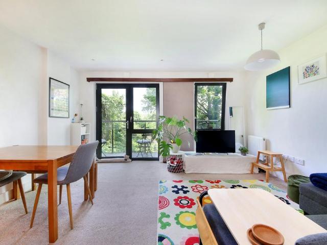 Flat for sale in Battersea, Greater London