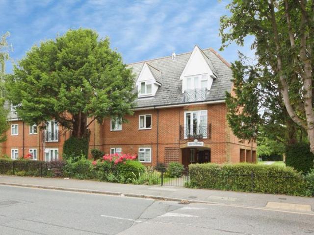 Flat for sale in Gidea Park, Greater London