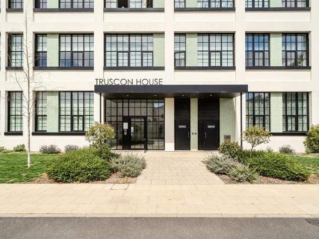 Flat for sale in Hayes, Greater London