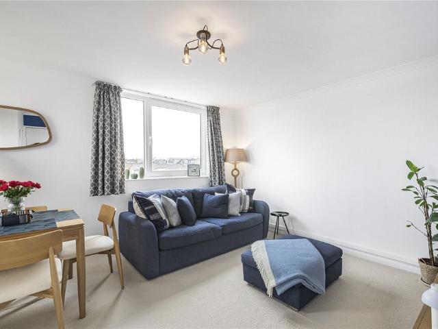 Flat for sale in Balham, Greater London