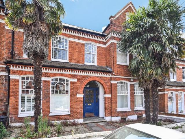 Flat for sale in Balham, Greater London