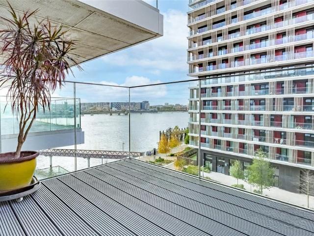 Flat for sale in Silvertown, Greater London