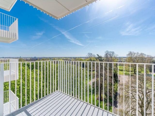 Flat for sale in London Borough of Ealing, Greater London