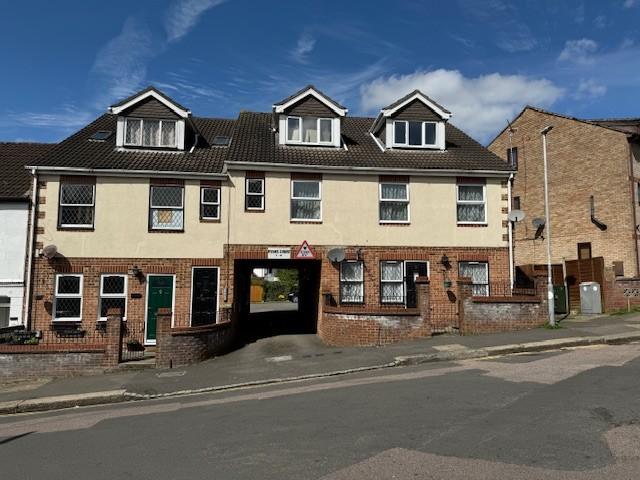 Flat for sale in Spring Park, Luton