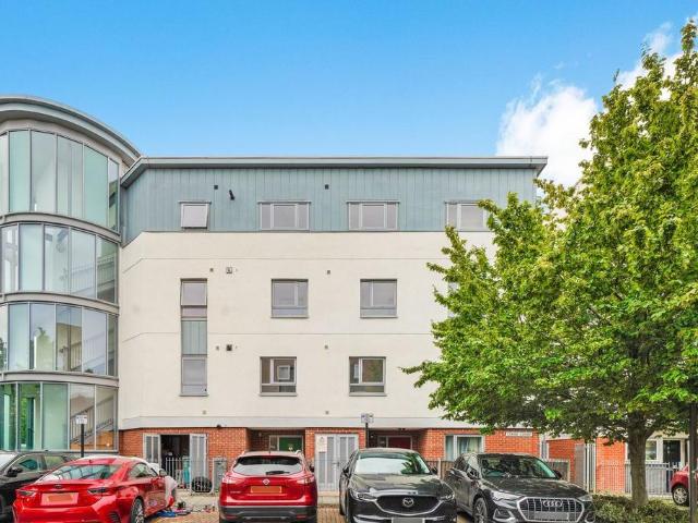 Flat for sale in Lane, Greater London