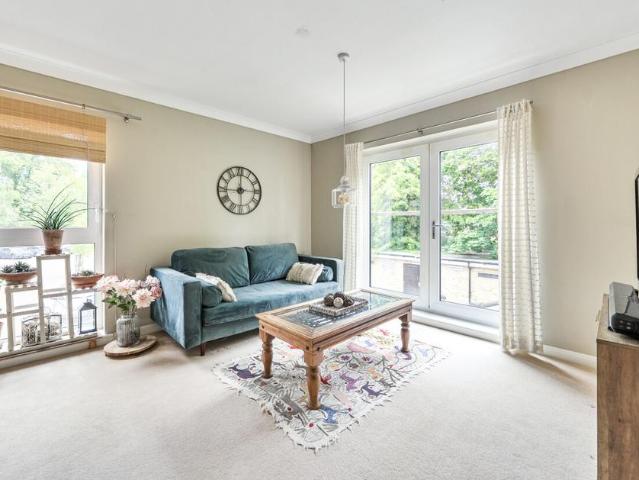 Flat for sale in Hampton Wick, Greater London