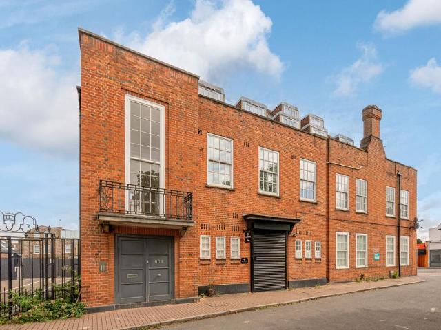 Flat for sale in London Borough of Croydon, Norbury