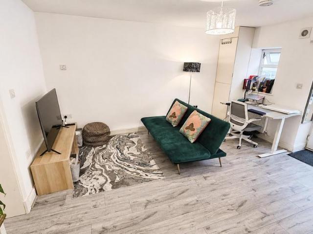 Flat for sale in Upper Knowle, Feckenham