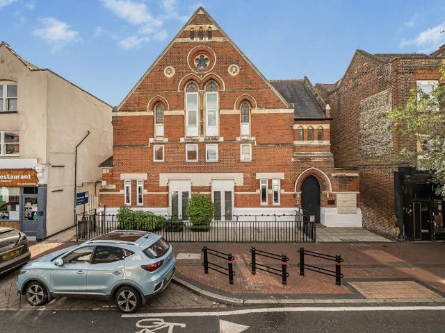 Flat for sale in Chertsey, Runnymede