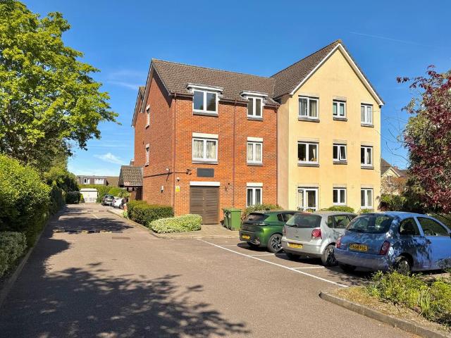 Flat for sale in North Watford, Hertfordshire