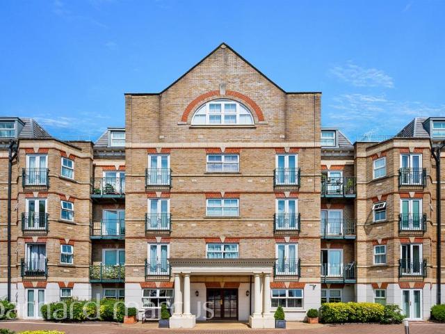 Flat for sale in London Borough of Ealing, Greater London