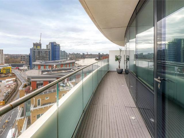 Flat for sale in Battersea, Greater London