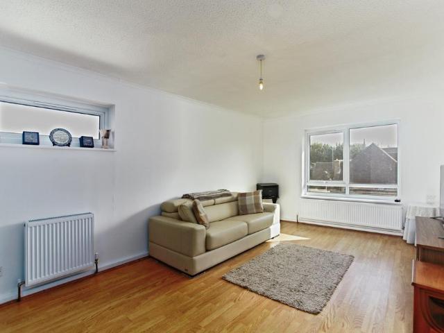 Flat for sale in Carshalton Beeches, Greater London